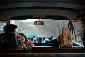 pareja abrazada en coche