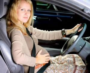 chica embarazada al volante