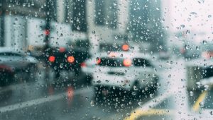 Recomendaciones para conducir seguro bajo la lluvia