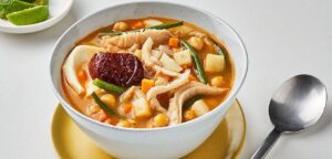 Cómo prepara un caldo para una comida familiar
