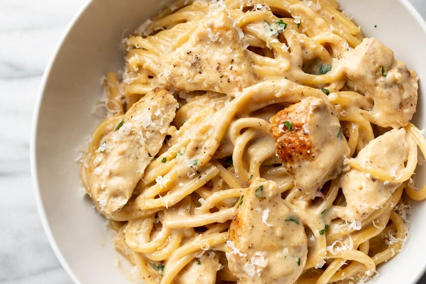 Pasta cremosa con pollo y chipotle