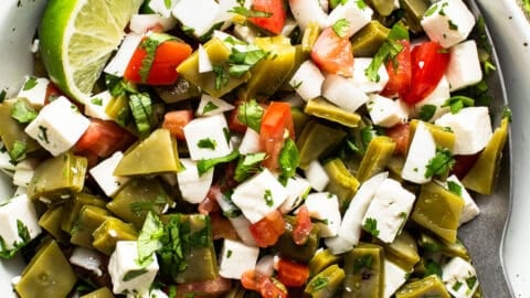 Conoce la ensalada de nopales asados con queso de rancho